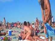Девушка дрочит парню на нудистском пляже